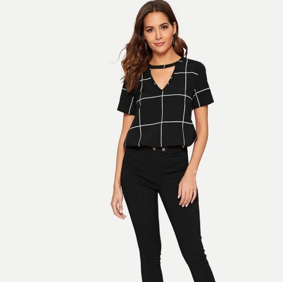 🦚 Choker Neck Keyhole Back Grid V-neck Top - Picture 3 of 5